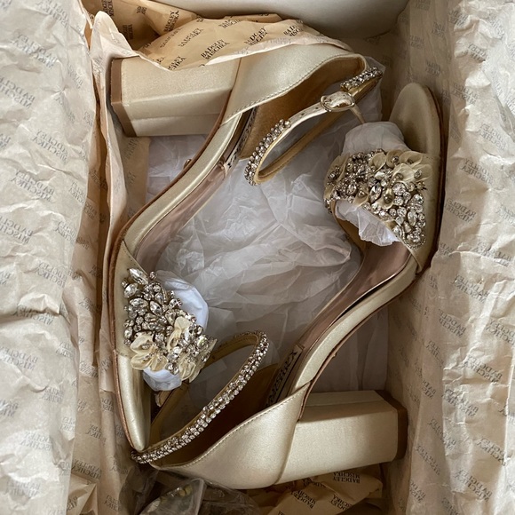 Badgley Mischka Finesse Heels, ivory satin wedding shoes, Size 6 - Picture 2 of 9